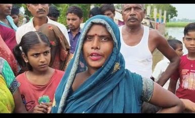 फोटो-24-कोलवा के पास सड़क पर तंबू लगाकर रह रहे बाढ़ पीड़ित से जानकारी लेतीं मंडलायुक्त डॉ. रोशन फोटो-24-कोलवा के पास सड़क पर तंबू लगाकर रह रहे बाढ़ पीड़ित से जानकारी लेतीं मंडलायुक्त डॉ. रोशन