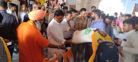 फोटो-24-कोलवा के पास सड़क पर तंबू लगाकर रह रहे बाढ़ पीड़ित से जानकारी लेतीं मंडलायुक्त डॉ. रोशन फोटो-24-कोलवा के पास सड़क पर तंबू लगाकर रह रहे बाढ़ पीड़ित से जानकारी लेतीं मंडलायुक्त डॉ. रोशन