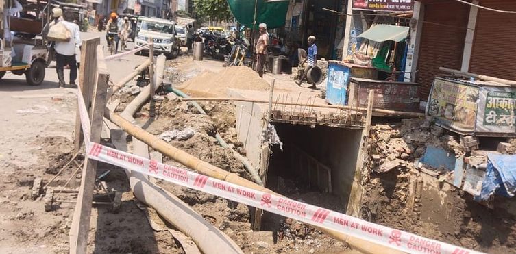 फोटो-26-रोडवेज बस स्टॉप के सामने खुदा नाला। संवाद