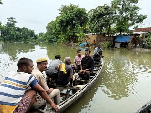 गंगा नदी के बाढ़ के पानी से घिरा उदईछपरा गांव।संवाद गंगा नदी के बाढ़ के पानी से घिरा उदईछपरा गांव।संवाद