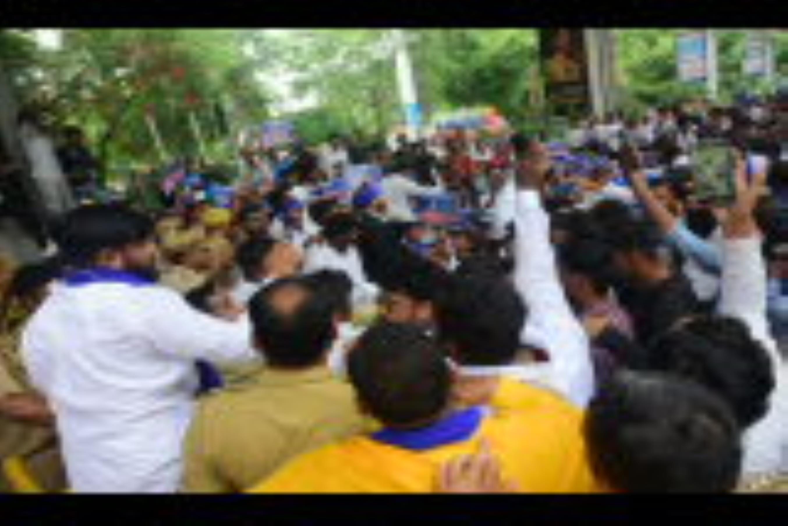 हैदर कैनाल बस्ती तोड़ने के आदेश के खिलाफ आजाद समाज पार्टी के कार्यकर्ताओं ने बृहस्पतिवार को परि