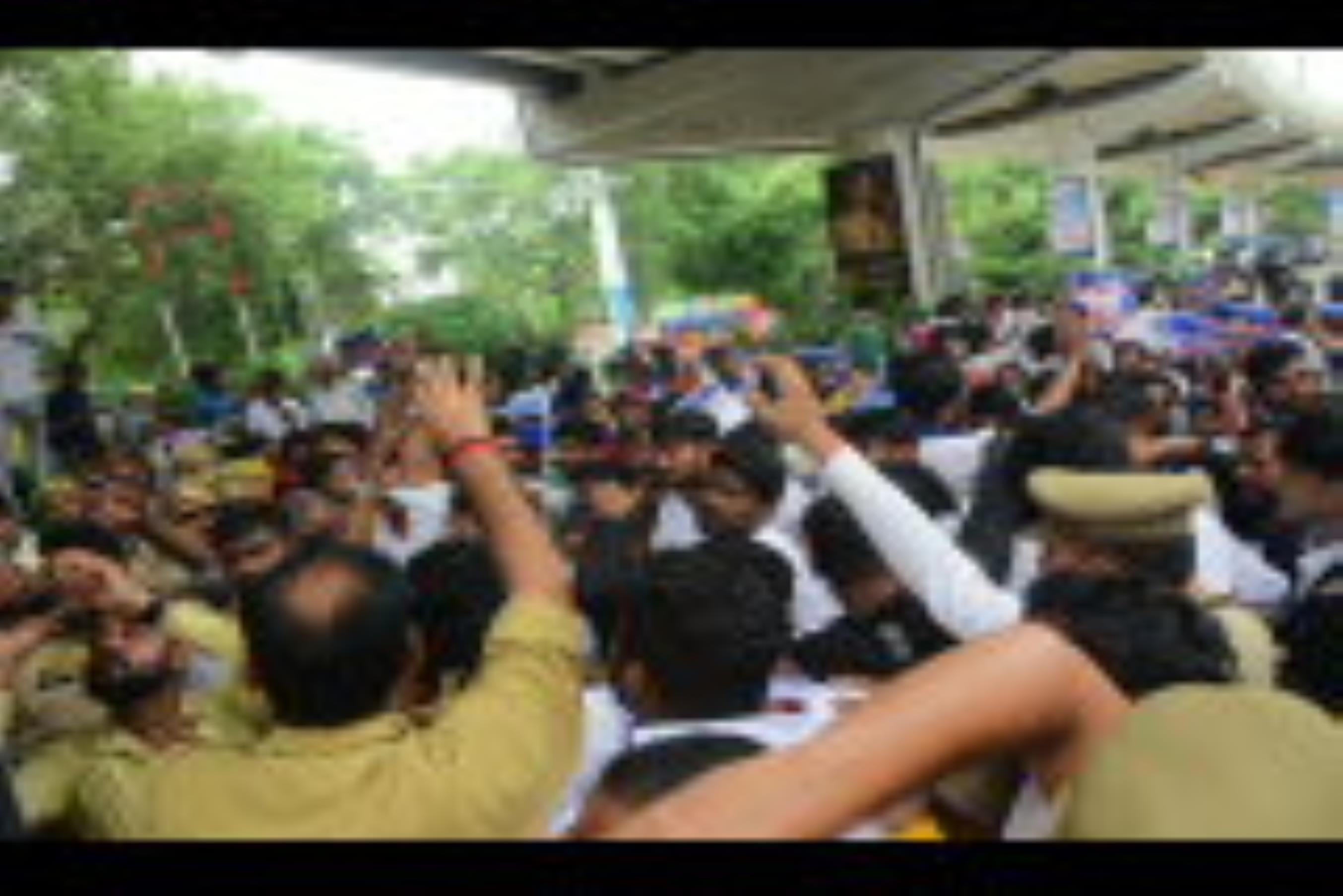 हैदर कैनाल बस्ती तोड़ने के आदेश के खिलाफ आजाद समाज पार्टी के कार्यकर्ताओं ने बृहस्पतिवार को परि