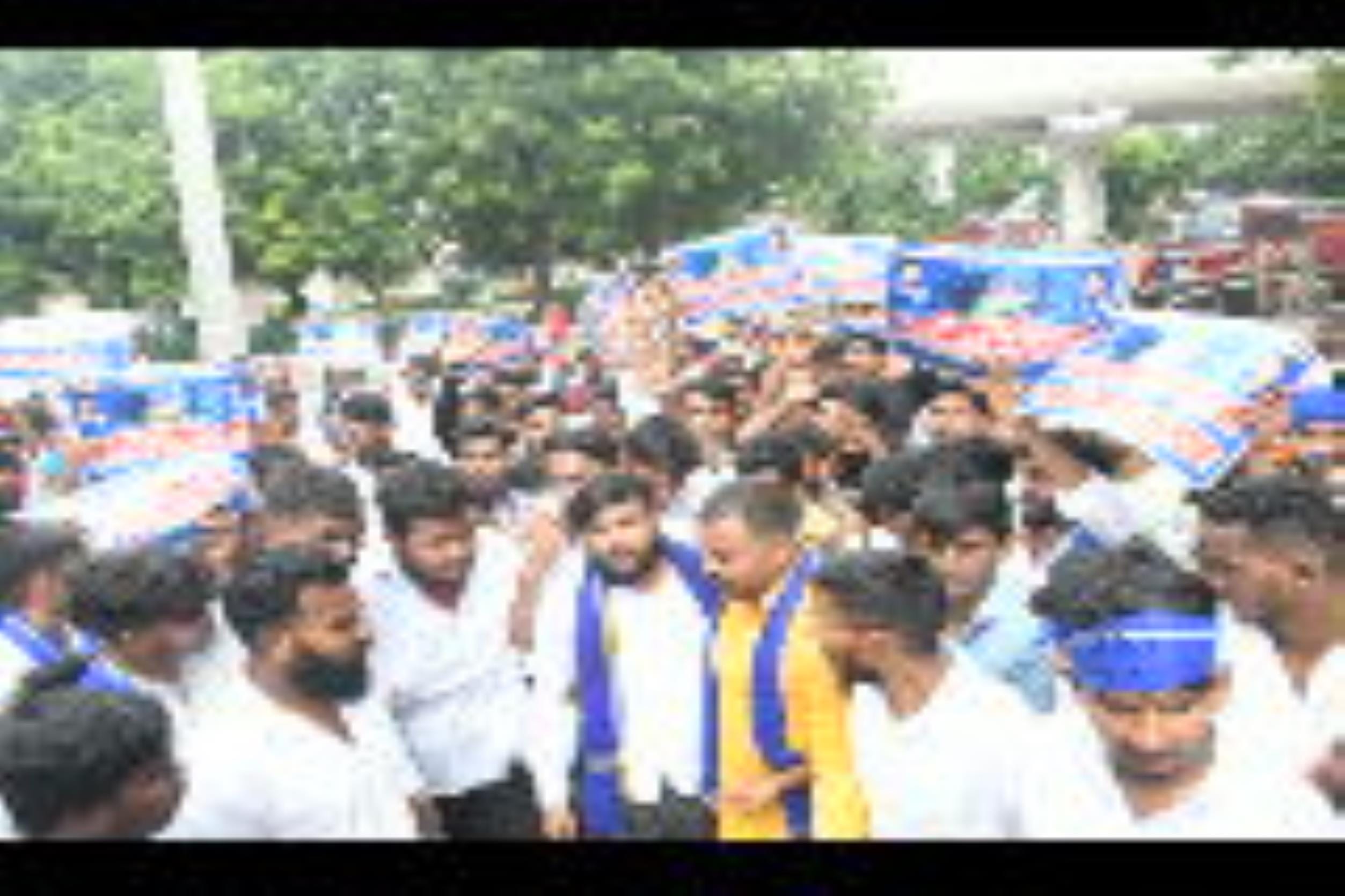 हैदर कैनाल बस्ती तोड़ने के आदेश के खिलाफ आजाद समाज पार्टी के कार्यकर्ताओं ने बृहस्पतिवार को परि