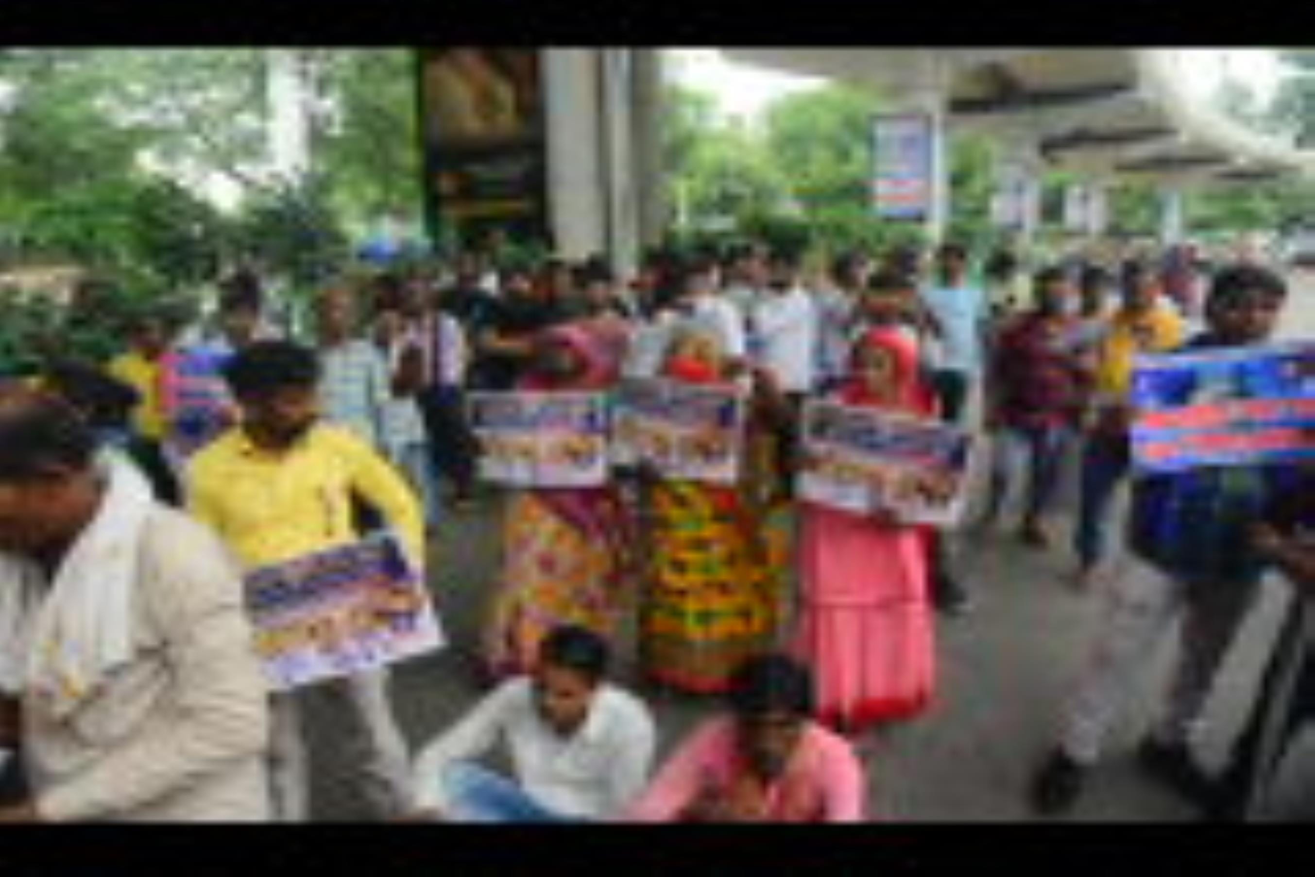 हैदर कैनाल बस्ती तोड़ने के आदेश के खिलाफ आजाद समाज पार्टी के कार्यकर्ताओं ने बृहस्पतिवार को परि