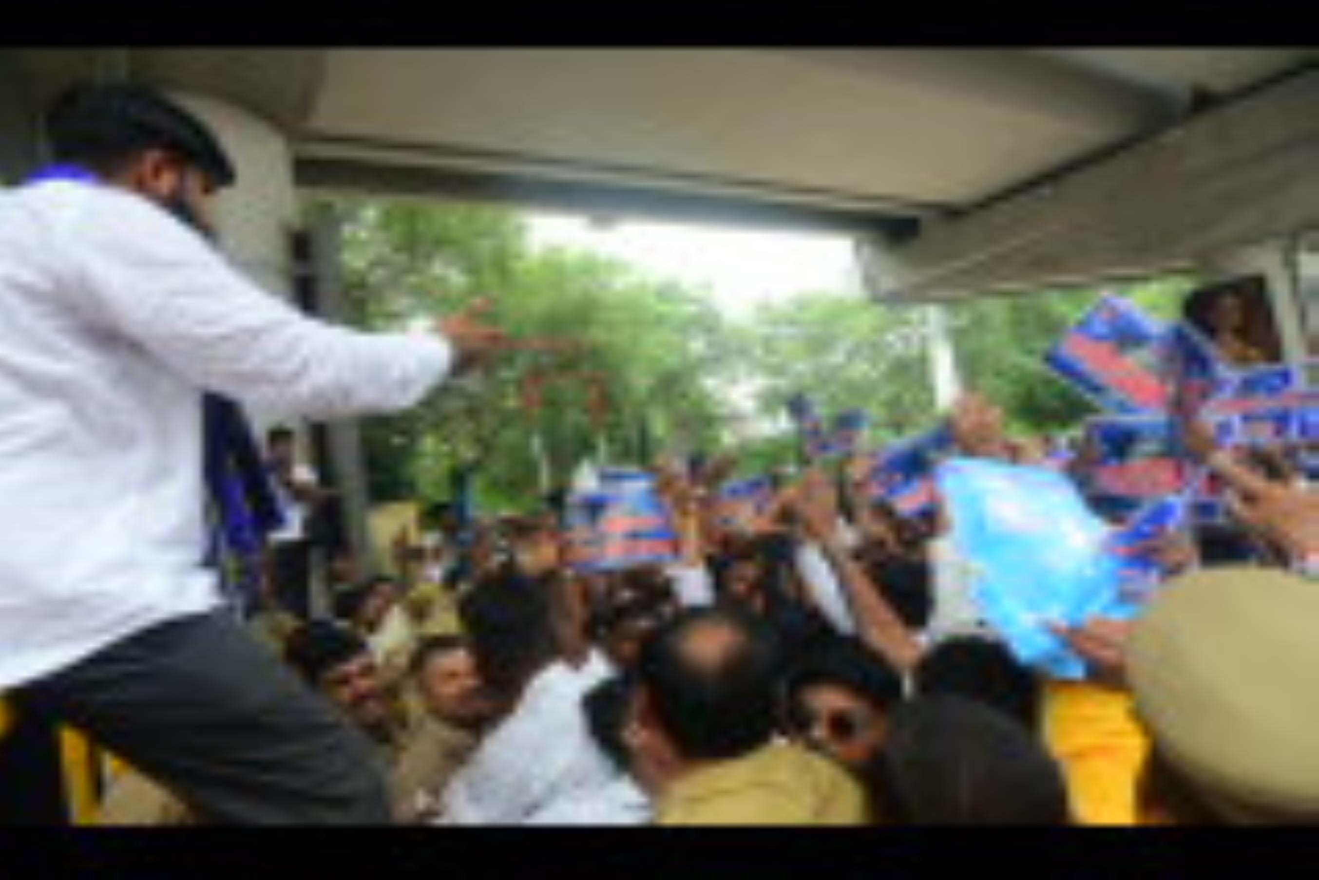 हैदर कैनाल बस्ती तोड़ने के आदेश के खिलाफ आजाद समाज पार्टी के कार्यकर्ताओं ने बृहस्पतिवार को परि