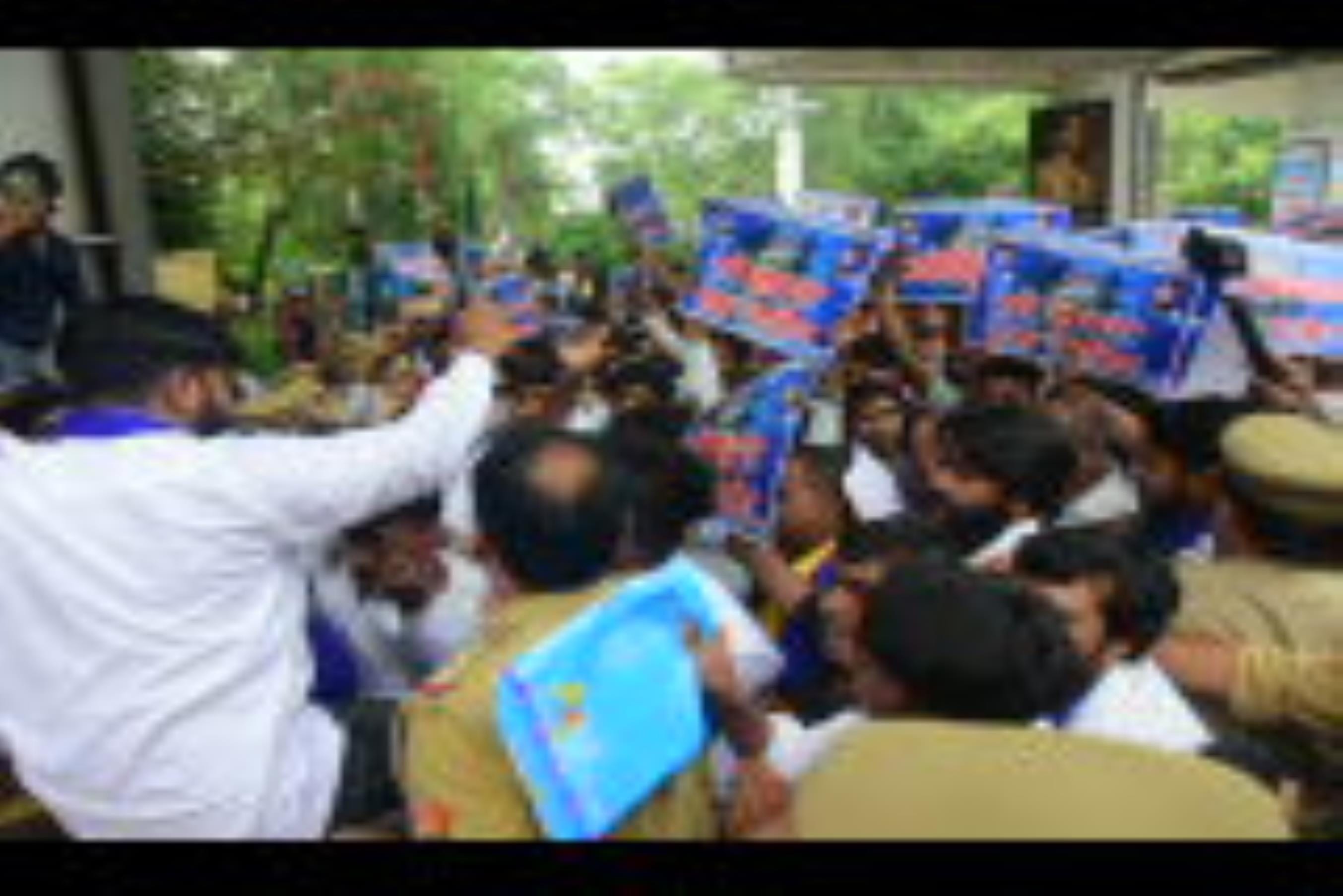 हैदर कैनाल बस्ती तोड़ने के आदेश के खिलाफ आजाद समाज पार्टी के कार्यकर्ताओं ने बृहस्पतिवार को परि