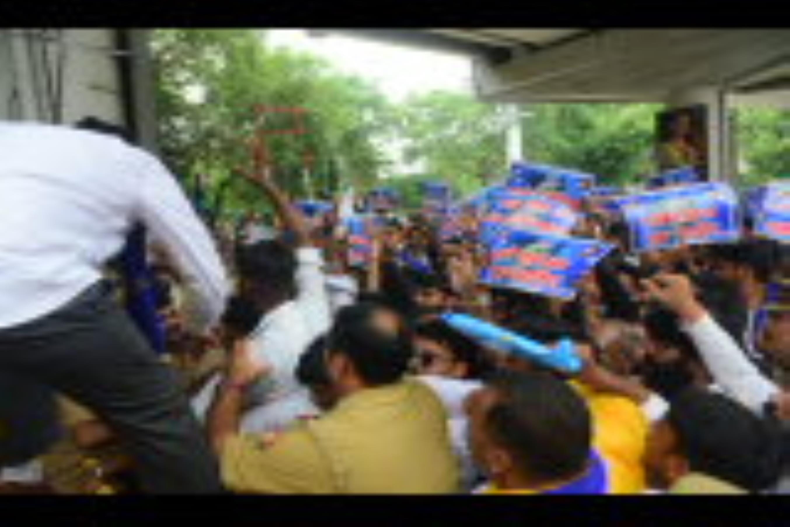हैदर कैनाल बस्ती तोड़ने के आदेश के खिलाफ आजाद समाज पार्टी के कार्यकर्ताओं ने बृहस्पतिवार को परि