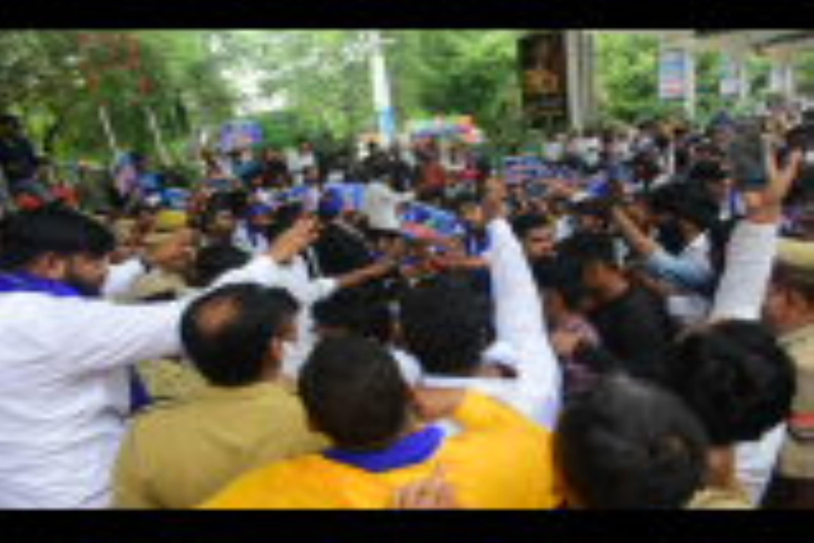 हैदर कैनाल बस्ती तोड़ने के आदेश के खिलाफ आजाद समाज पार्टी के कार्यकर्ताओं ने बृहस्पतिवार को परि