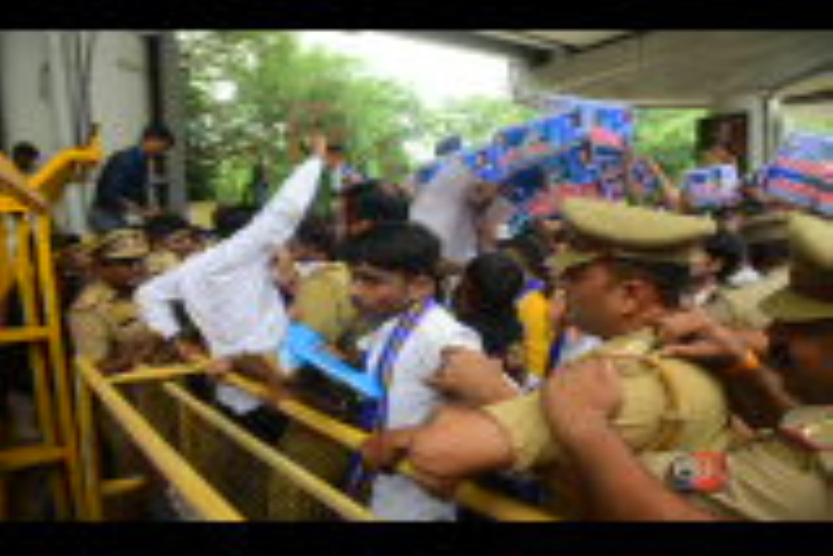 हैदर कैनाल बस्ती तोड़ने के आदेश के खिलाफ आजाद समाज पार्टी के कार्यकर्ताओं ने बृहस्पतिवार को परि