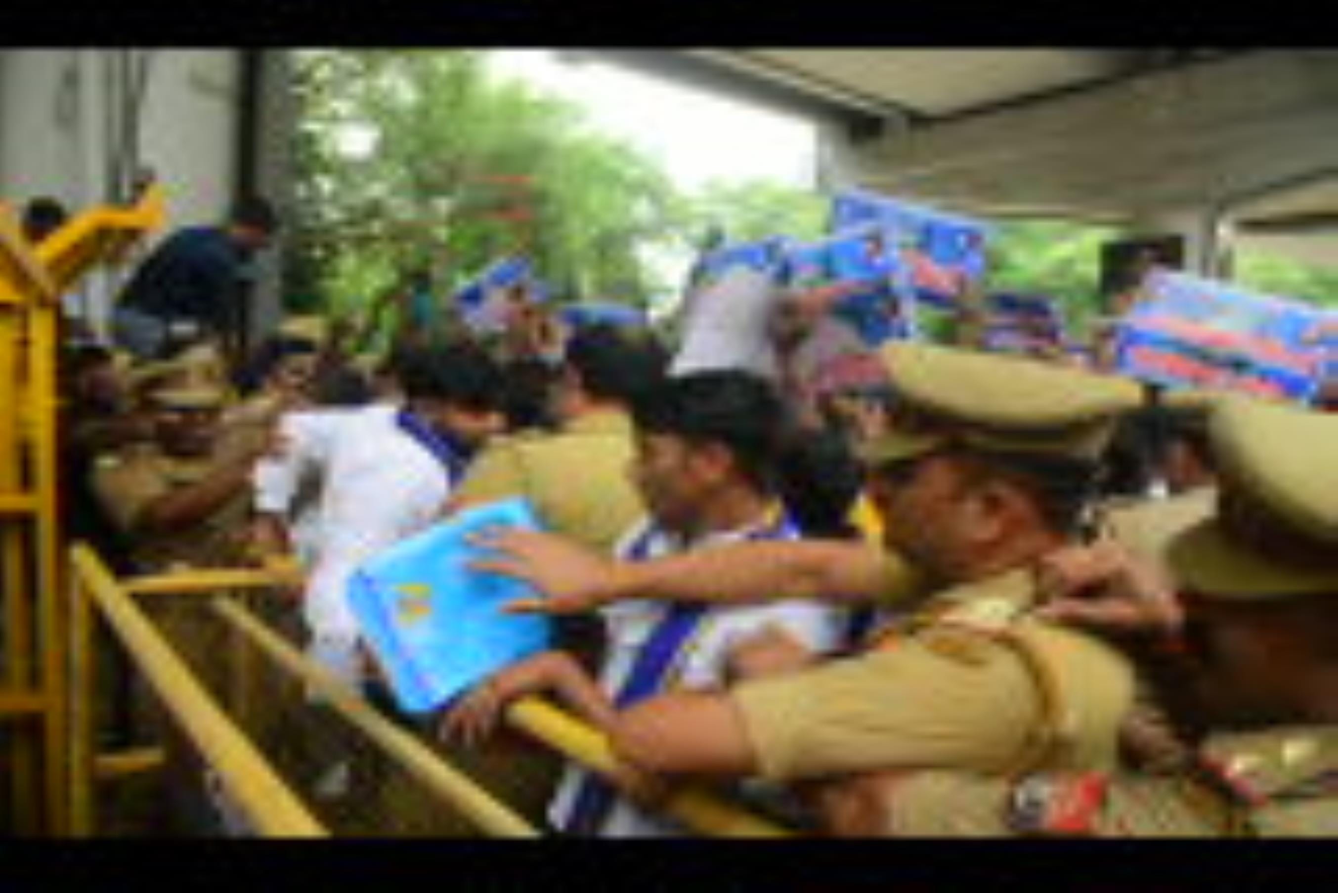 हैदर कैनाल बस्ती तोड़ने के आदेश के खिलाफ आजाद समाज पार्टी के कार्यकर्ताओं ने बृहस्पतिवार को परि