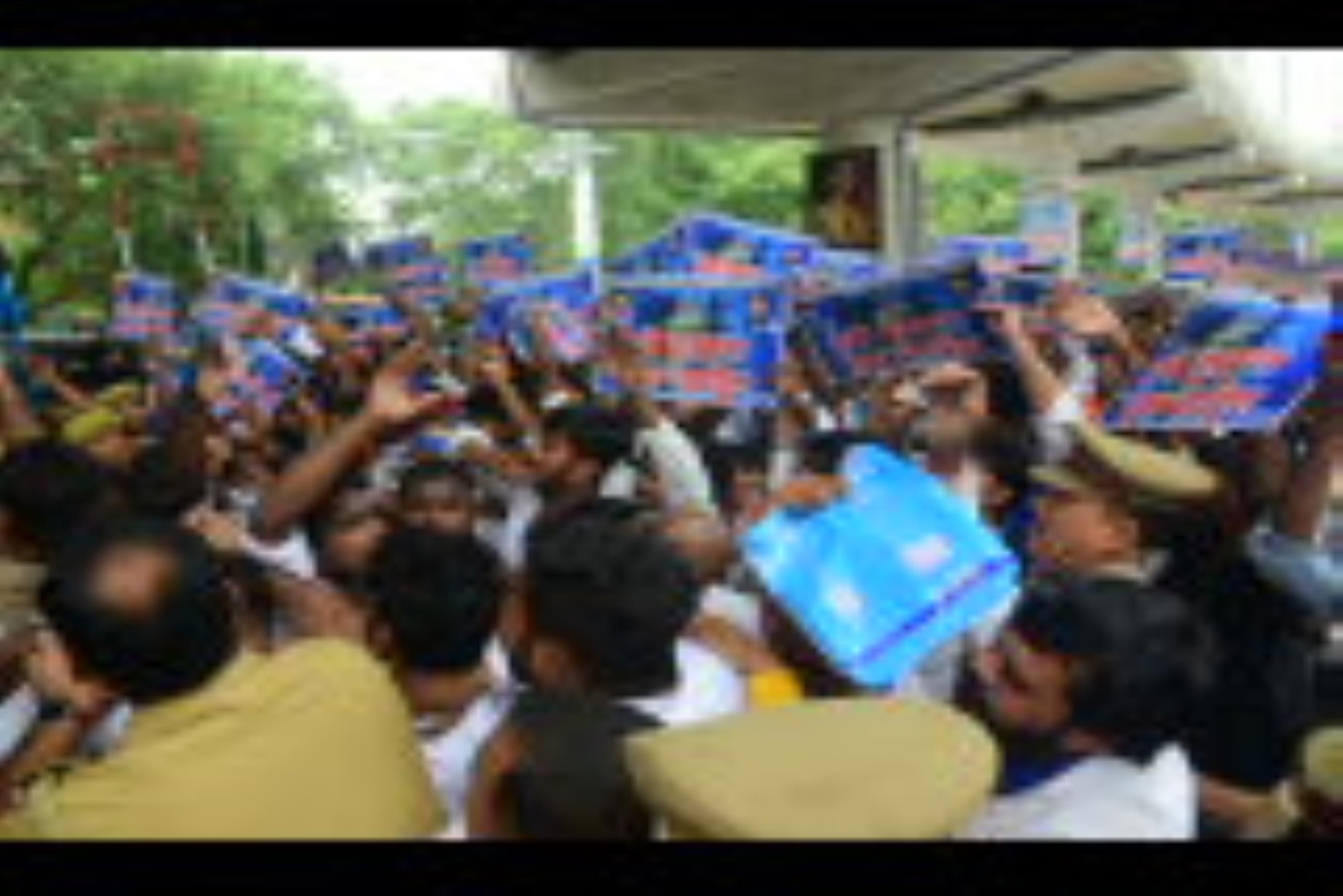 हैदर कैनाल बस्ती तोड़ने के आदेश के खिलाफ आजाद समाज पार्टी के कार्यकर्ताओं ने बृहस्पतिवार को परि