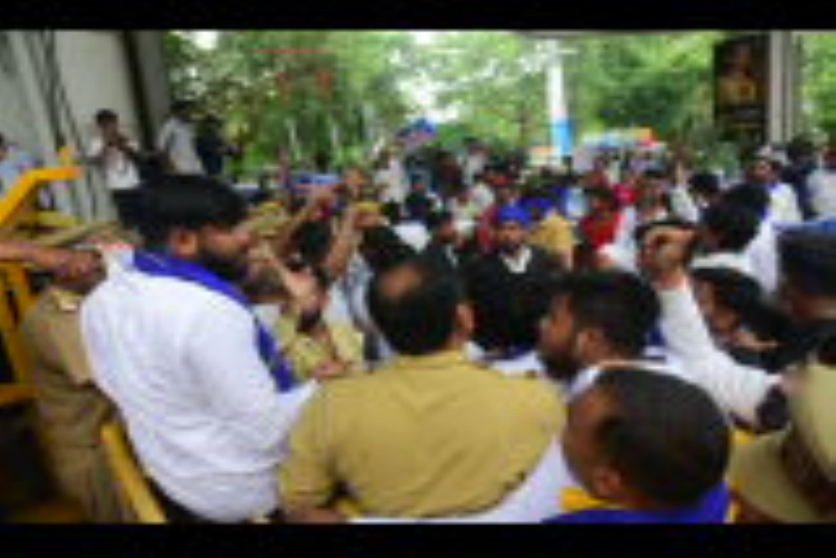 हैदर कैनाल बस्ती तोड़ने के आदेश के खिलाफ आजाद समाज पार्टी के कार्यकर्ताओं ने बृहस्पतिवार को परि