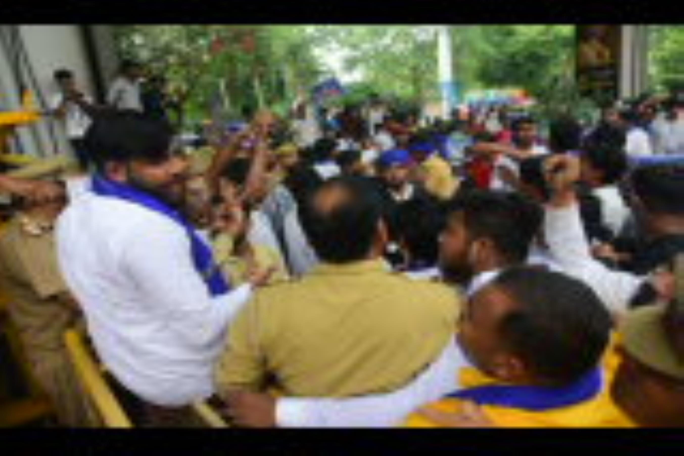 हैदर कैनाल बस्ती तोड़ने के आदेश के खिलाफ आजाद समाज पार्टी के कार्यकर्ताओं ने बृहस्पतिवार को परि