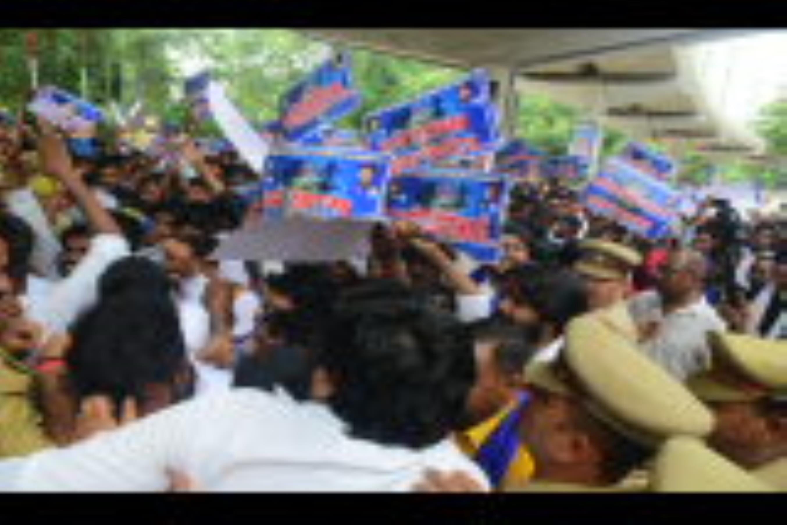 हैदर कैनाल बस्ती तोड़ने के आदेश के खिलाफ आजाद समाज पार्टी के कार्यकर्ताओं ने बृहस्पतिवार को परि