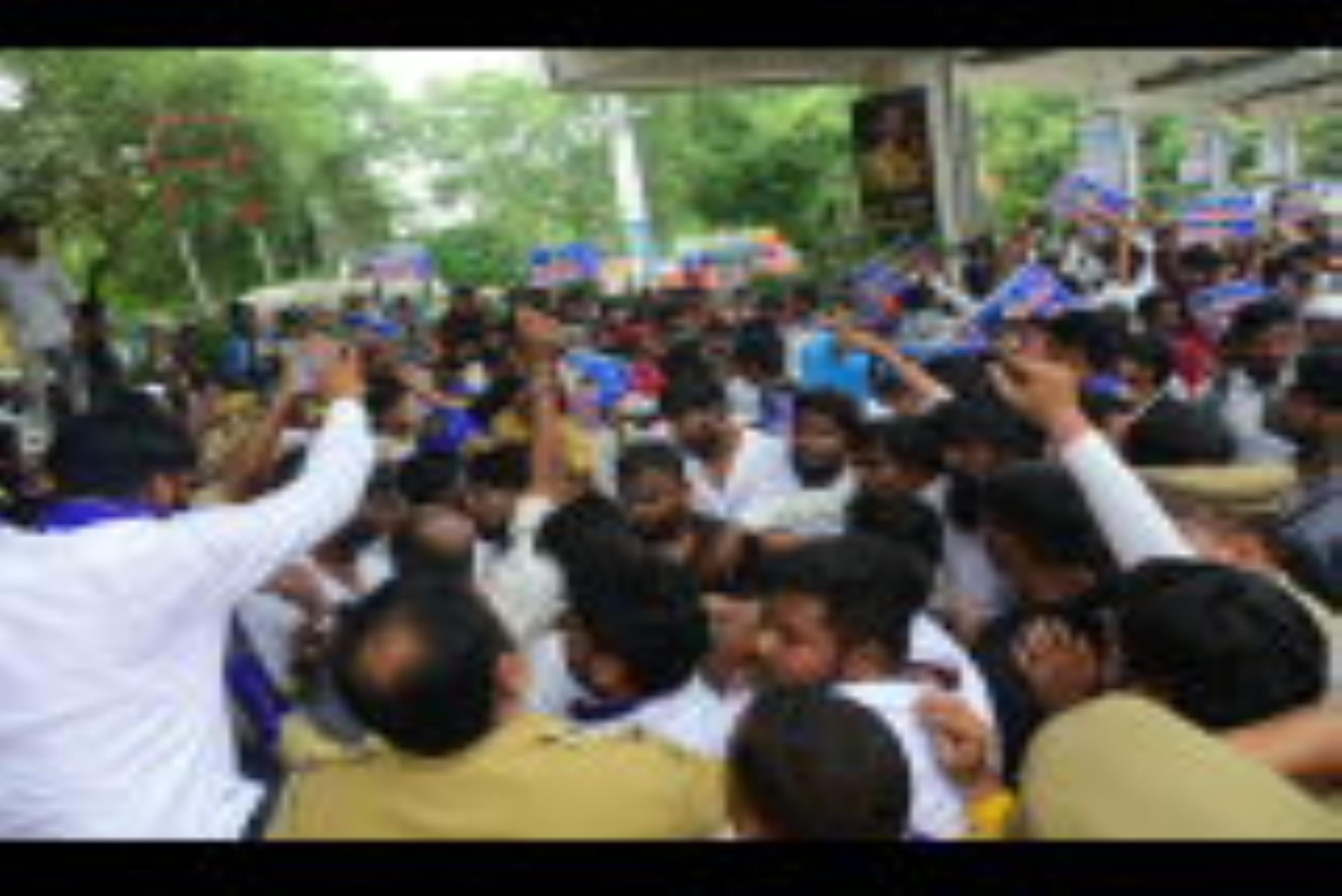 हैदर कैनाल बस्ती तोड़ने के आदेश के खिलाफ आजाद समाज पार्टी के कार्यकर्ताओं ने बृहस्पतिवार को परि