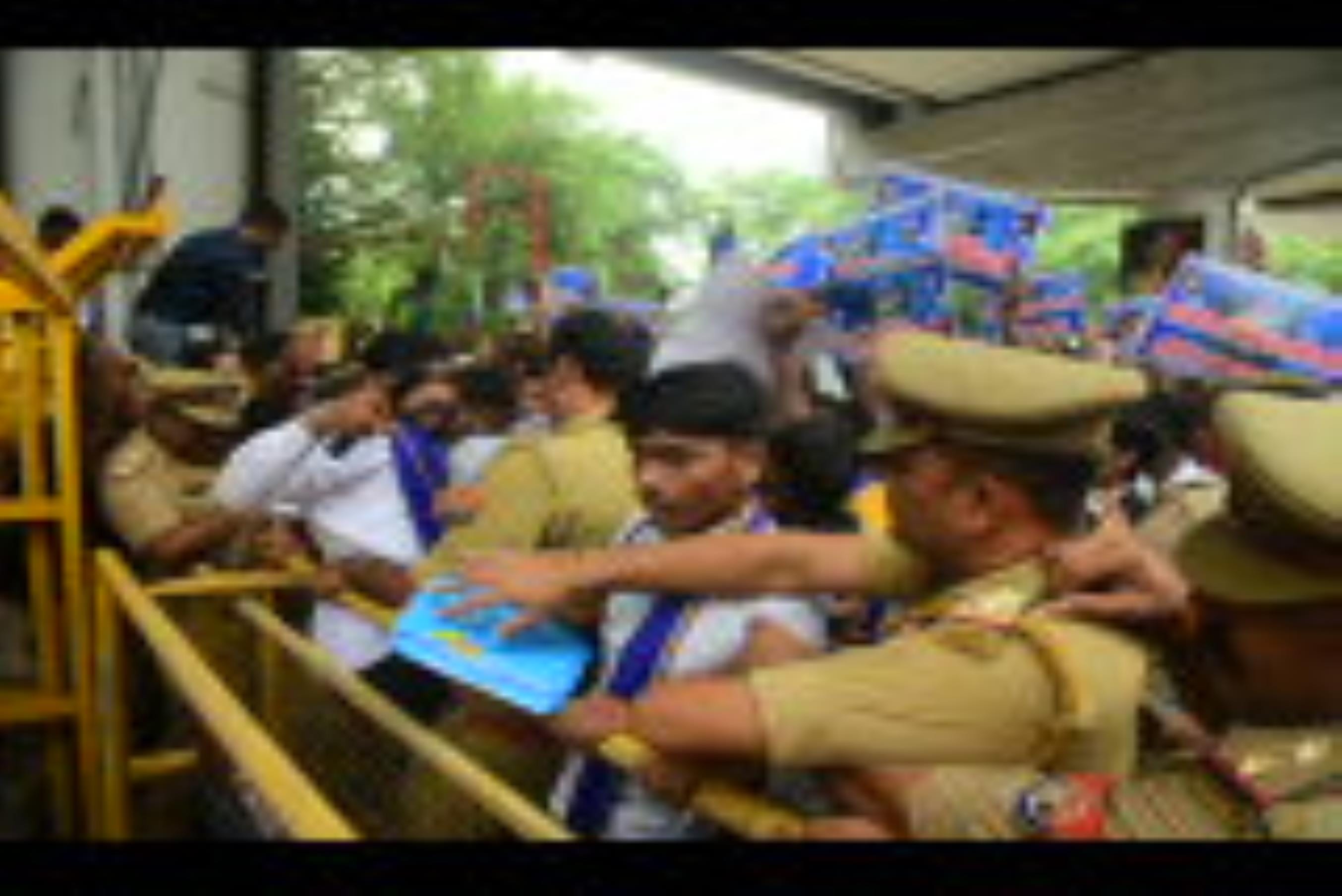 हैदर कैनाल बस्ती तोड़ने के आदेश के खिलाफ आजाद समाज पार्टी के कार्यकर्ताओं ने बृहस्पतिवार को परि