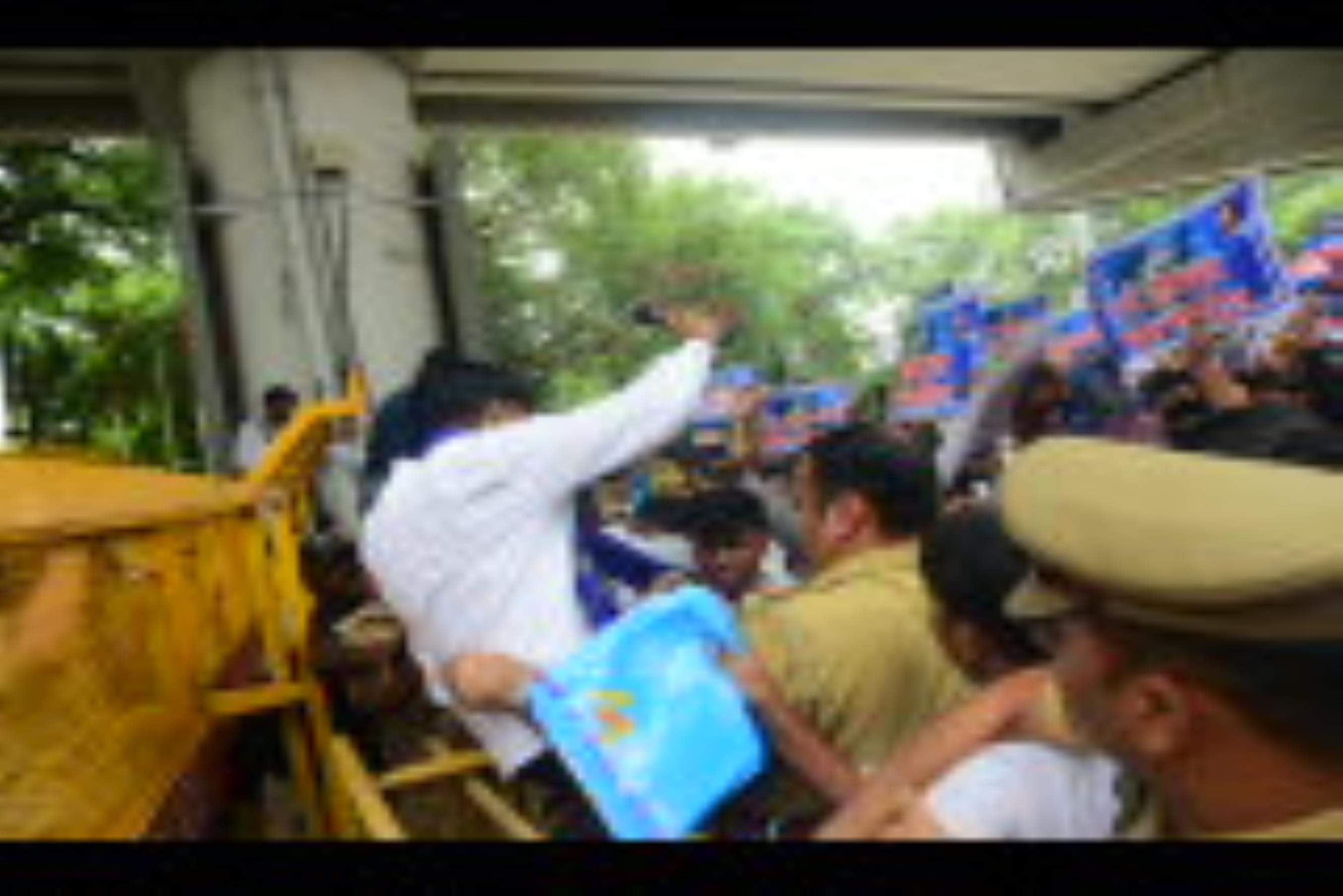 हैदर कैनाल बस्ती तोड़ने के आदेश के खिलाफ आजाद समाज पार्टी के कार्यकर्ताओं ने बृहस्पतिवार को परि