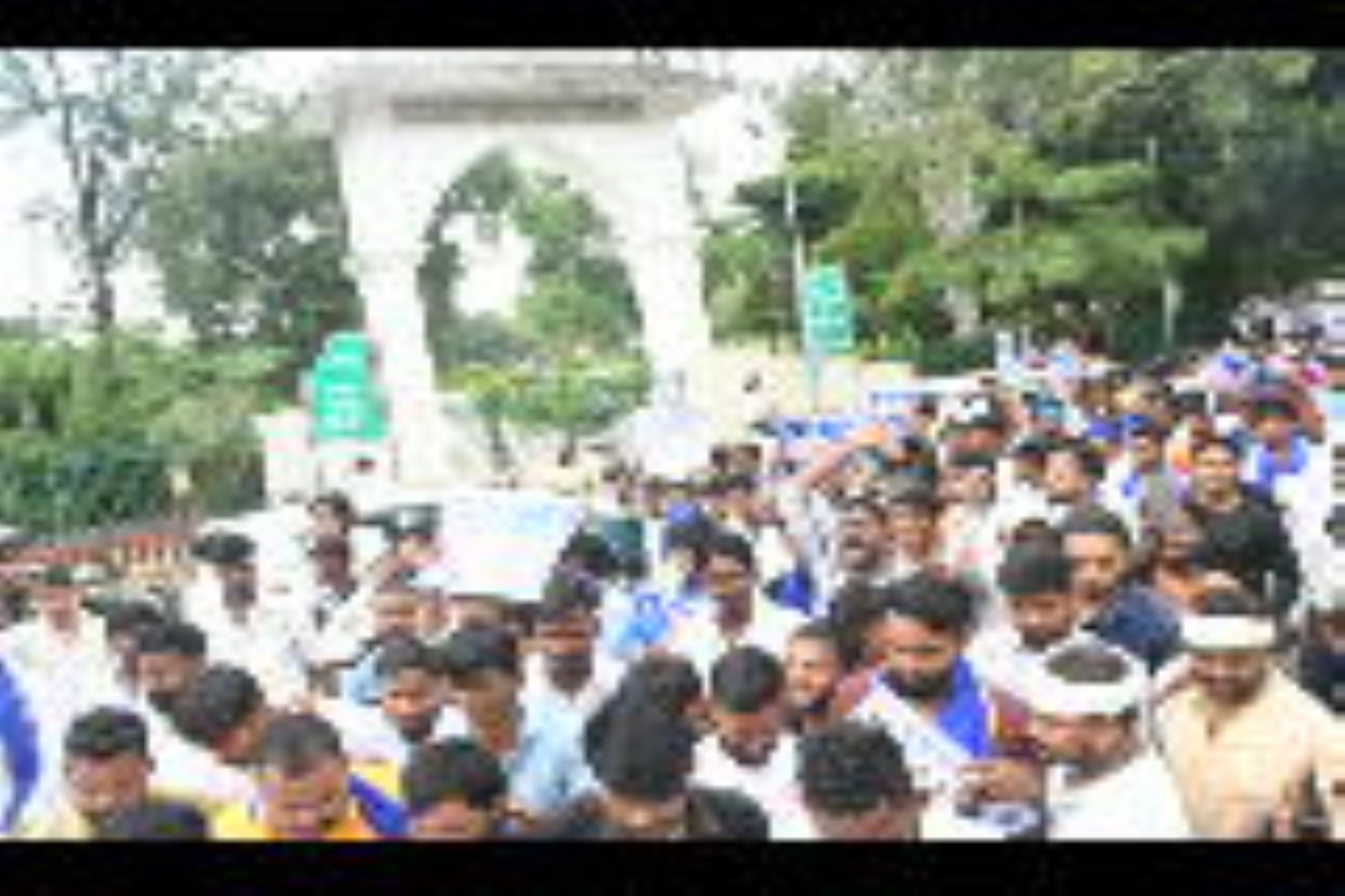 हैदर कैनाल बस्ती तोड़ने के आदेश के खिलाफ आजाद समाज पार्टी के कार्यकर्ताओं ने बृहस्पतिवार को परि
