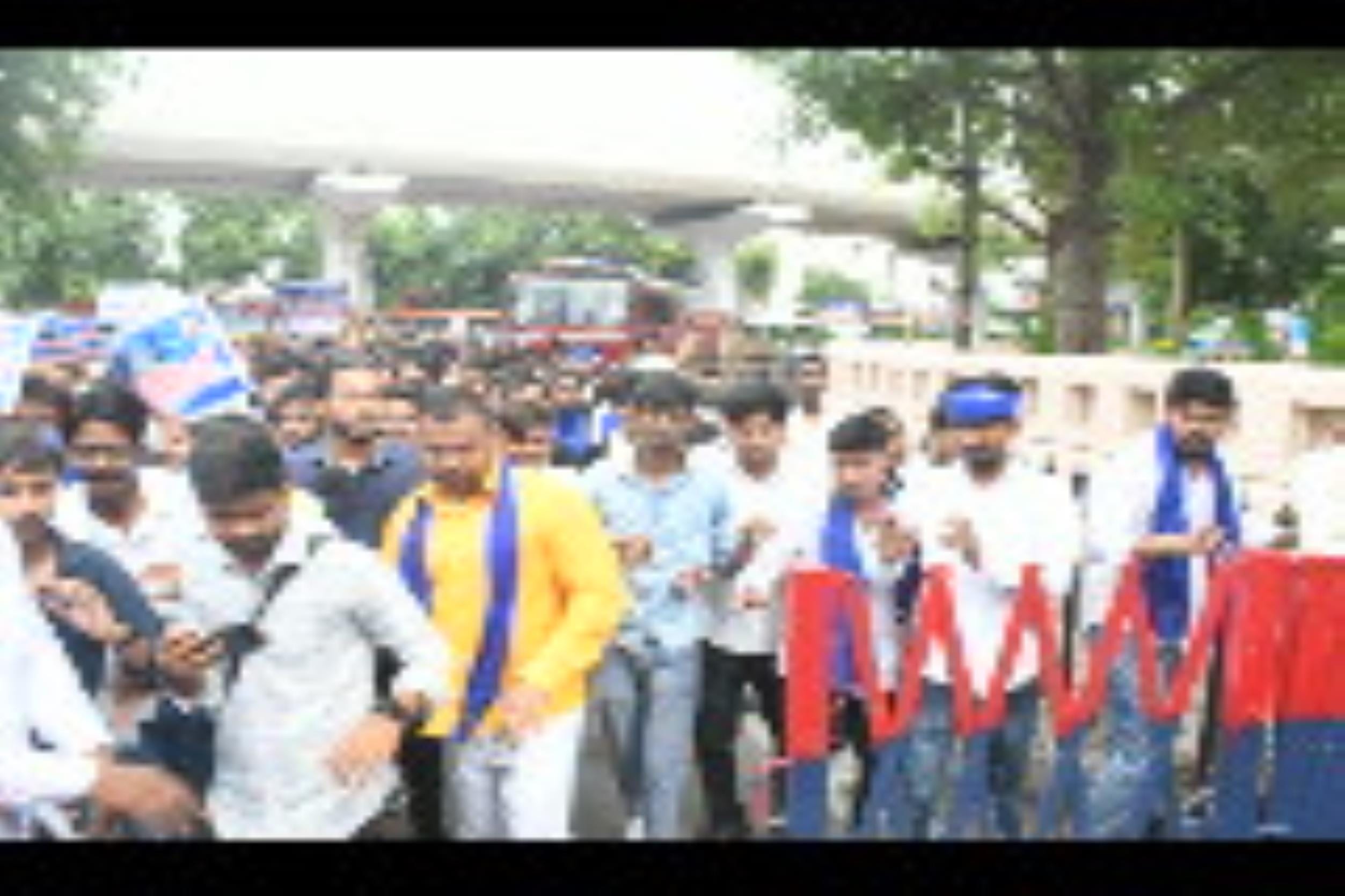 हैदर कैनाल बस्ती तोड़ने के आदेश के खिलाफ आजाद समाज पार्टी के कार्यकर्ताओं ने बृहस्पतिवार को परि