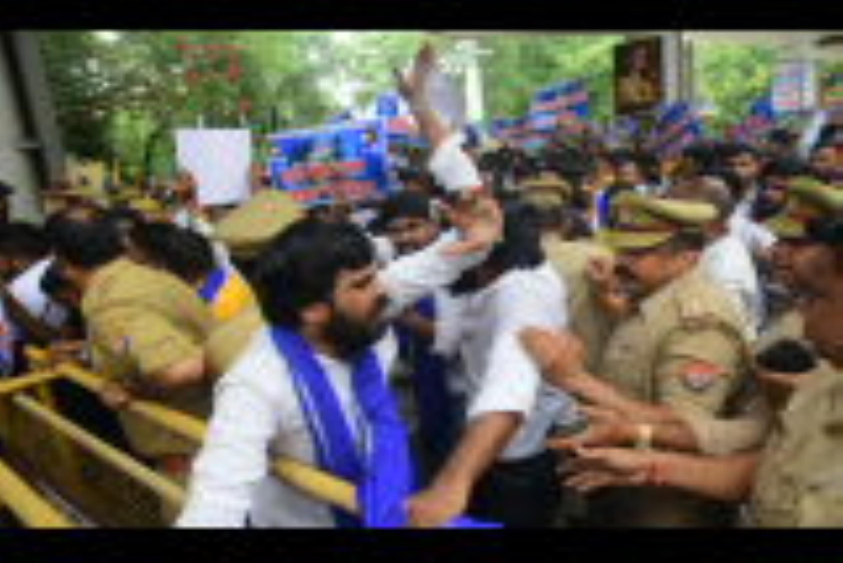 हैदर कैनाल बस्ती तोड़ने के आदेश के खिलाफ आजाद समाज पार्टी के कार्यकर्ताओं ने बृहस्पतिवार को परि