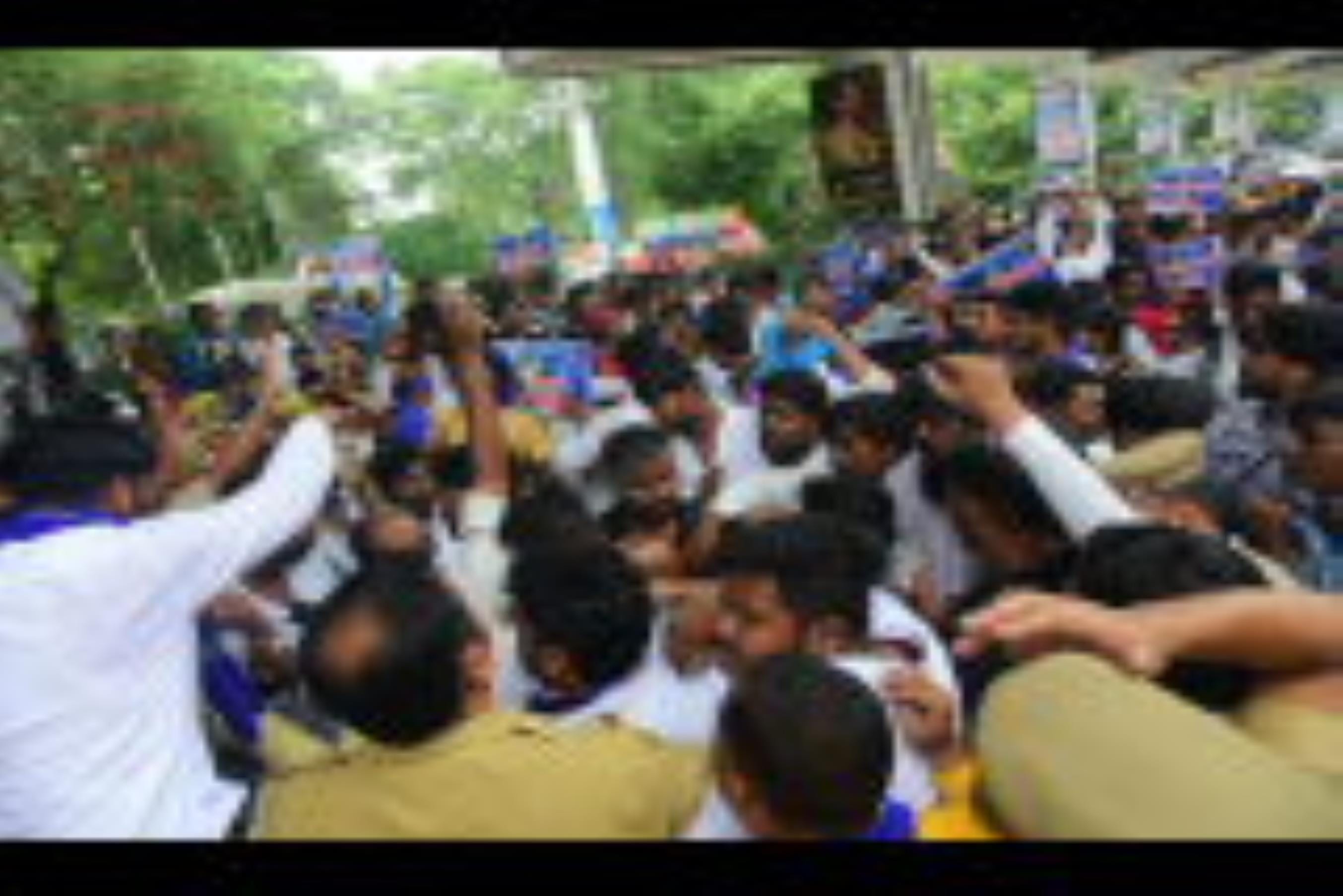 हैदर कैनाल बस्ती तोड़ने के आदेश के खिलाफ आजाद समाज पार्टी के कार्यकर्ताओं ने बृहस्पतिवार को परि