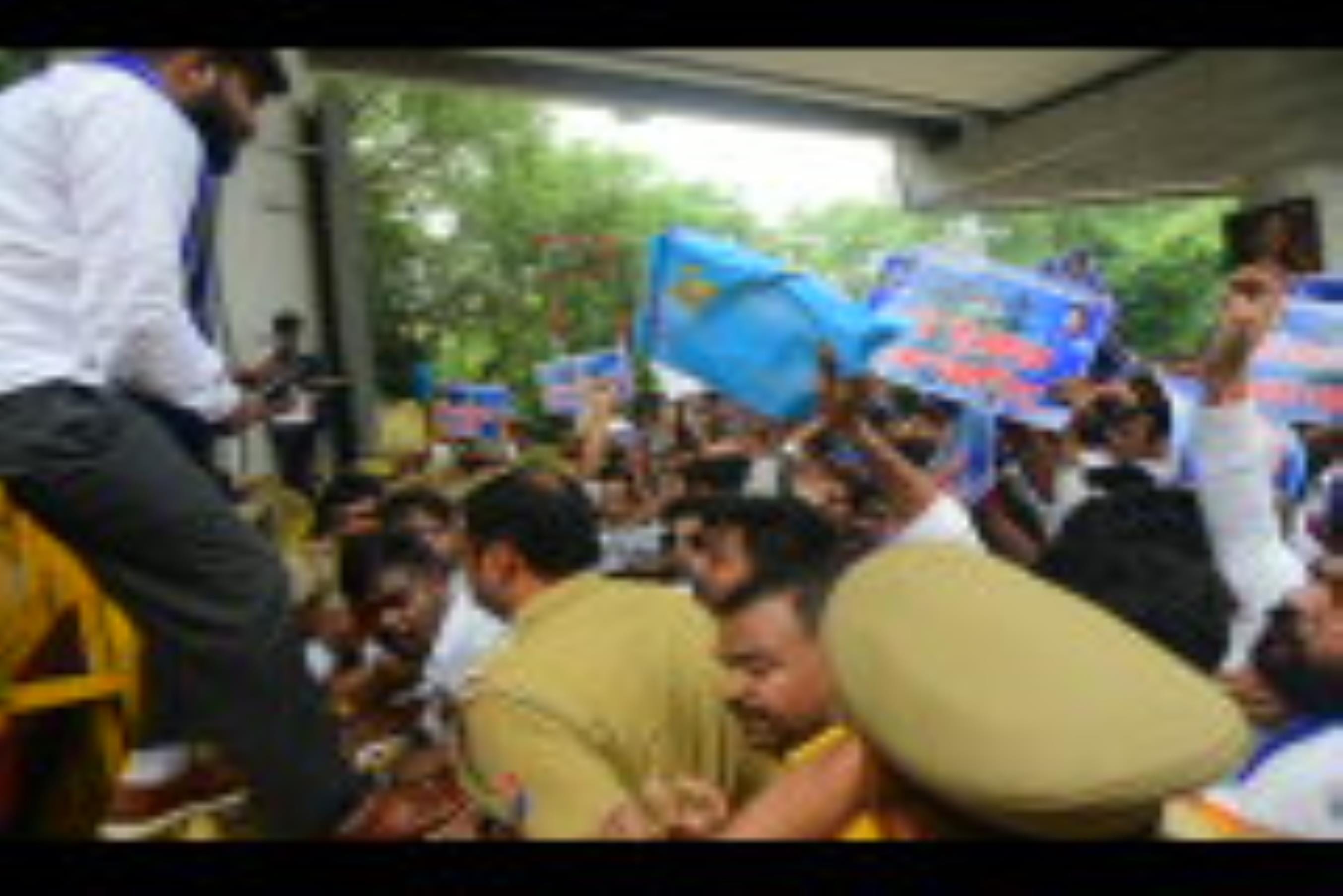 हैदर कैनाल बस्ती तोड़ने के आदेश के खिलाफ आजाद समाज पार्टी के कार्यकर्ताओं ने बृहस्पतिवार को परि
