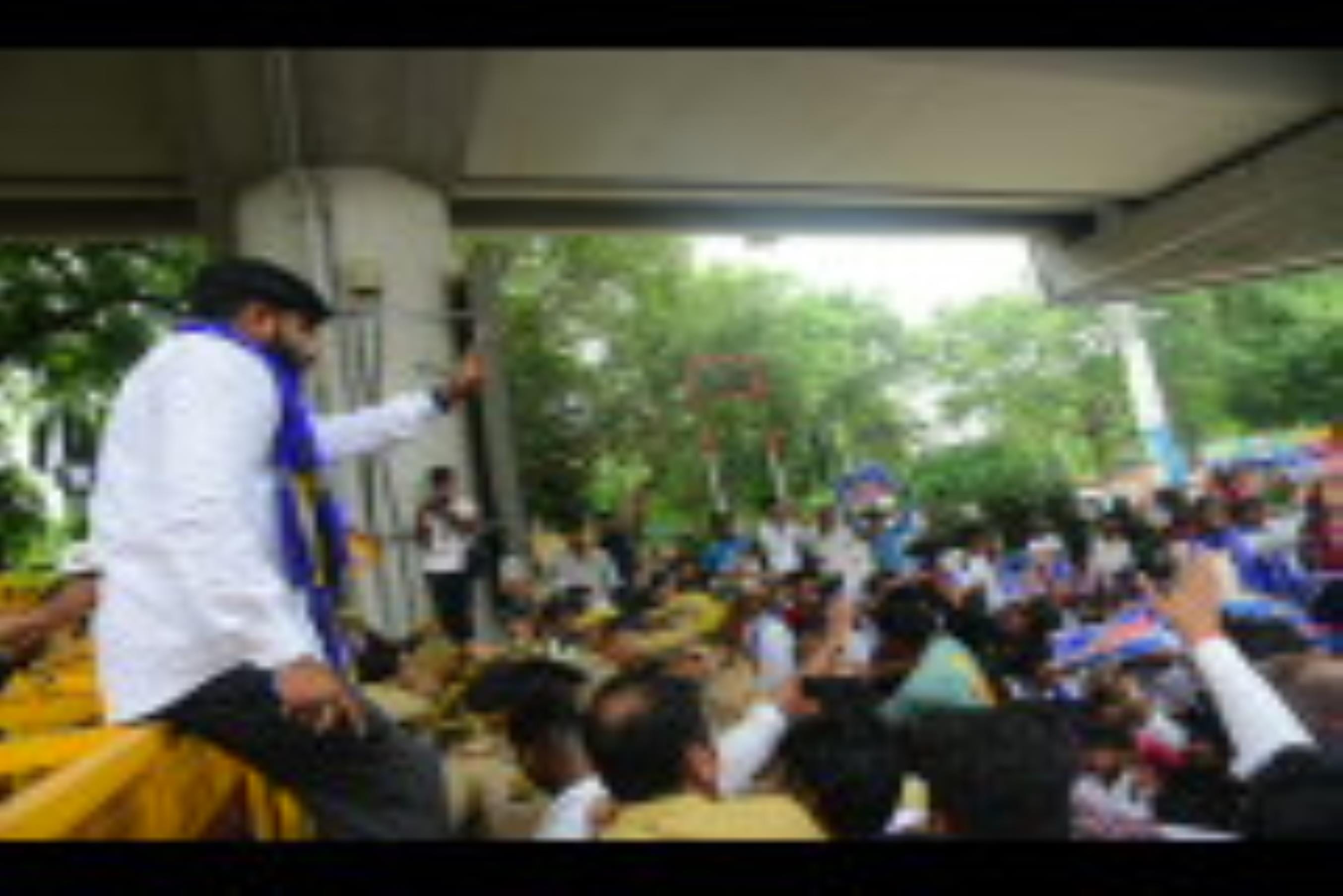 हैदर कैनाल बस्ती तोड़ने के आदेश के खिलाफ आजाद समाज पार्टी के कार्यकर्ताओं ने बृहस्पतिवार को परि