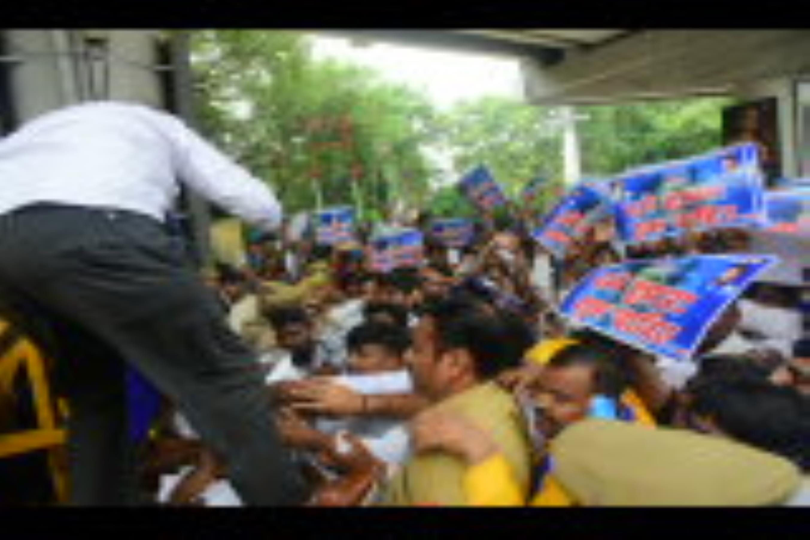 हैदर कैनाल बस्ती तोड़ने के आदेश के खिलाफ आजाद समाज पार्टी के कार्यकर्ताओं ने बृहस्पतिवार को परि