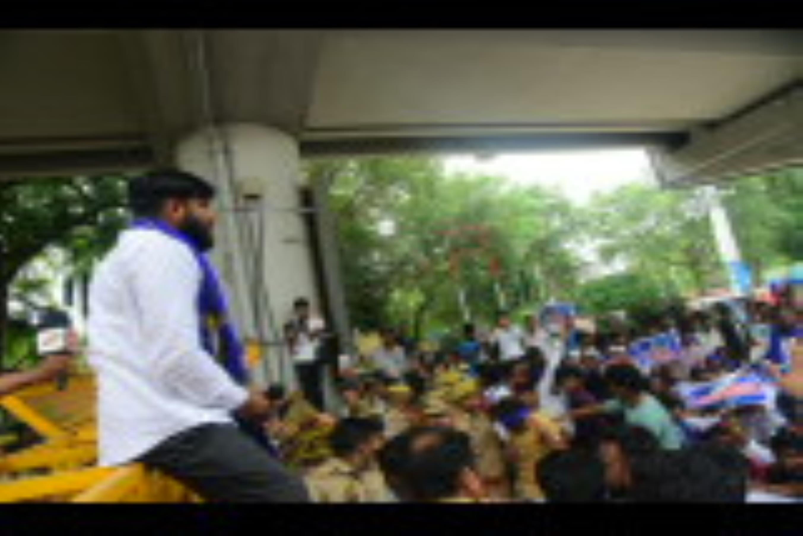 हैदर कैनाल बस्ती तोड़ने के आदेश के खिलाफ आजाद समाज पार्टी के कार्यकर्ताओं ने बृहस्पतिवार को परि