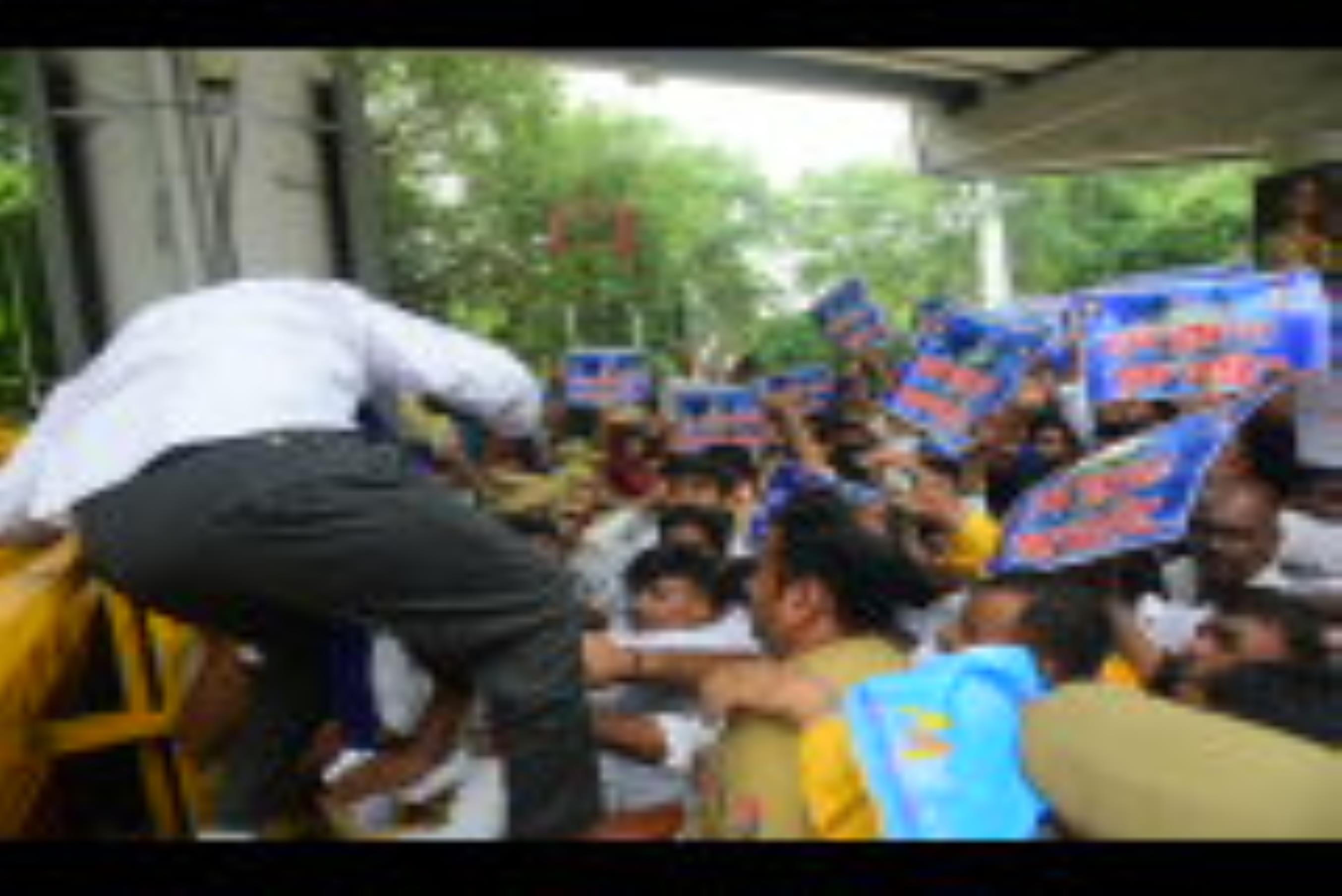 हैदर कैनाल बस्ती तोड़ने के आदेश के खिलाफ आजाद समाज पार्टी के कार्यकर्ताओं ने बृहस्पतिवार को परि