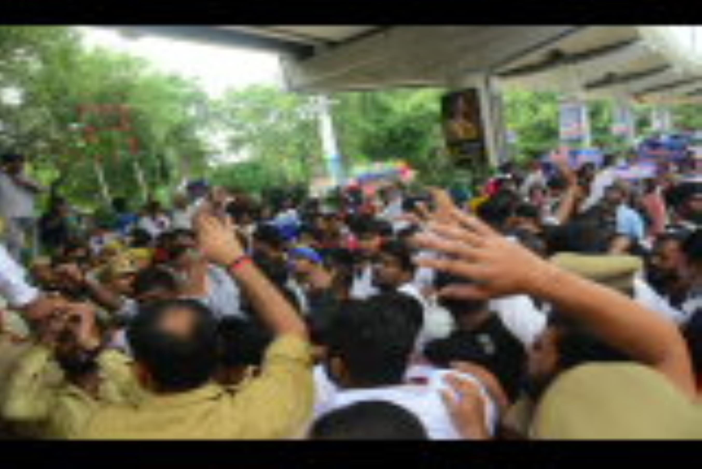 हैदर कैनाल बस्ती तोड़ने के आदेश के खिलाफ आजाद समाज पार्टी के कार्यकर्ताओं ने बृहस्पतिवार को परि