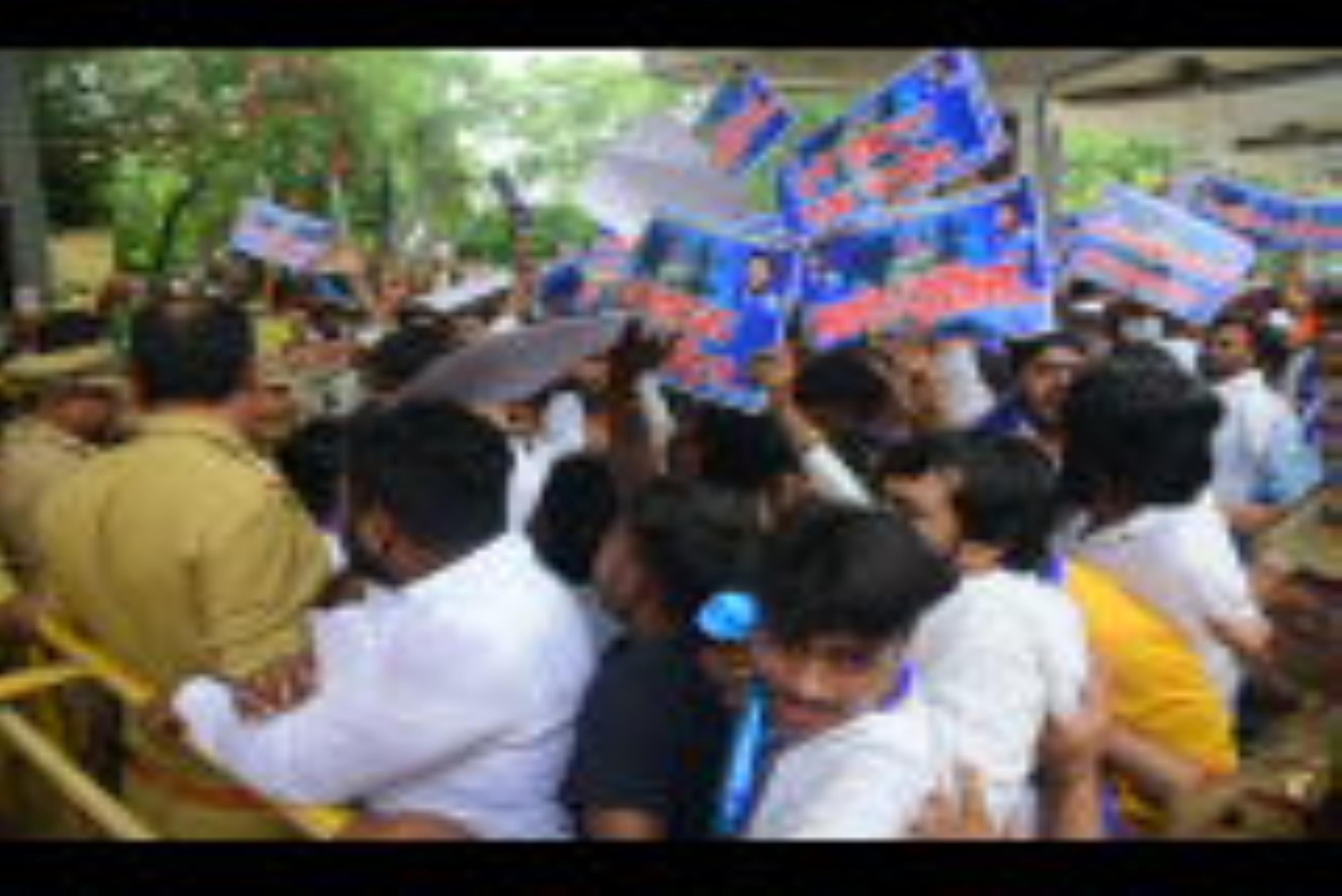 हैदर कैनाल बस्ती तोड़ने के आदेश के खिलाफ आजाद समाज पार्टी के कार्यकर्ताओं ने बृहस्पतिवार को परि