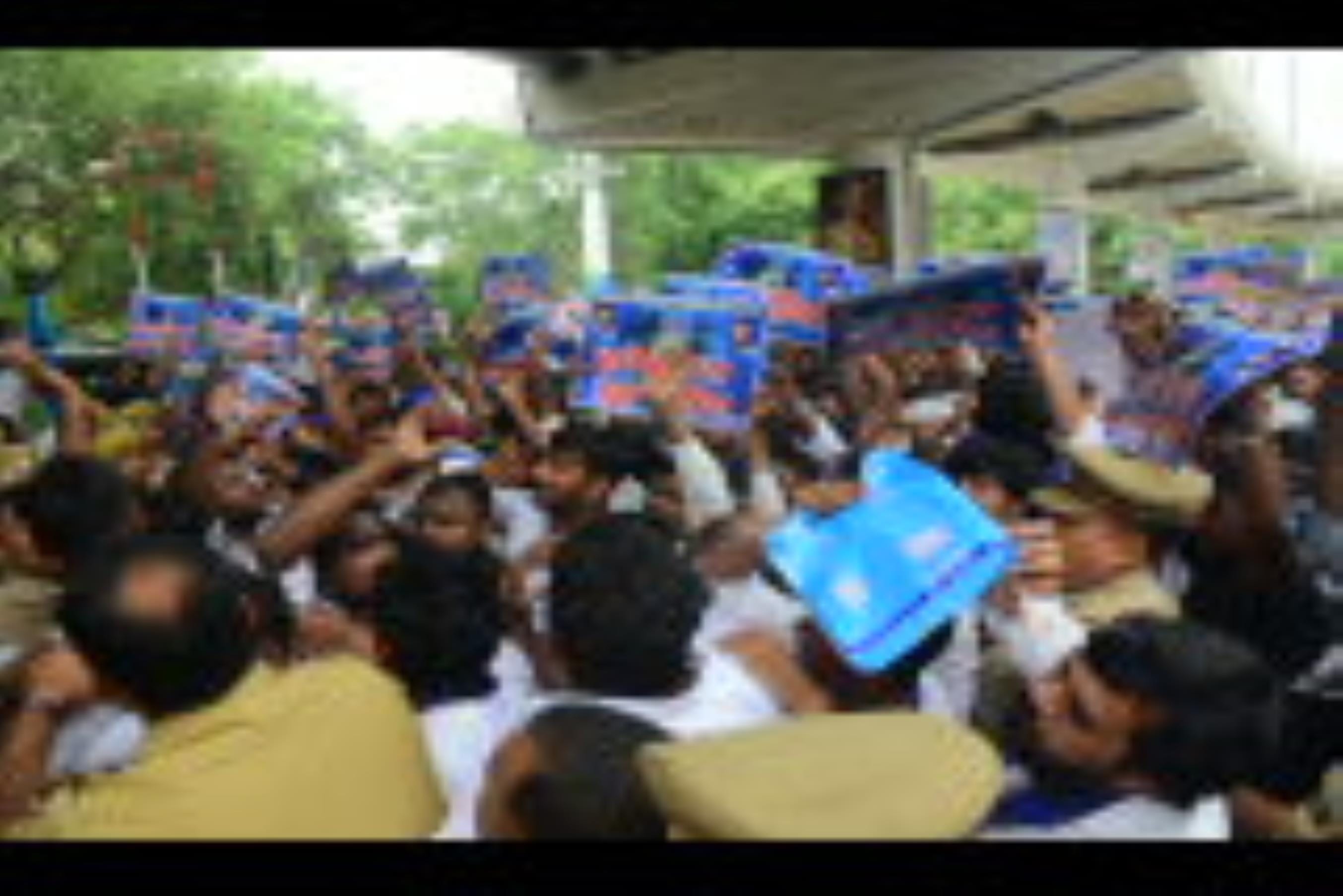 हैदर कैनाल बस्ती तोड़ने के आदेश के खिलाफ आजाद समाज पार्टी के कार्यकर्ताओं ने बृहस्पतिवार को परि