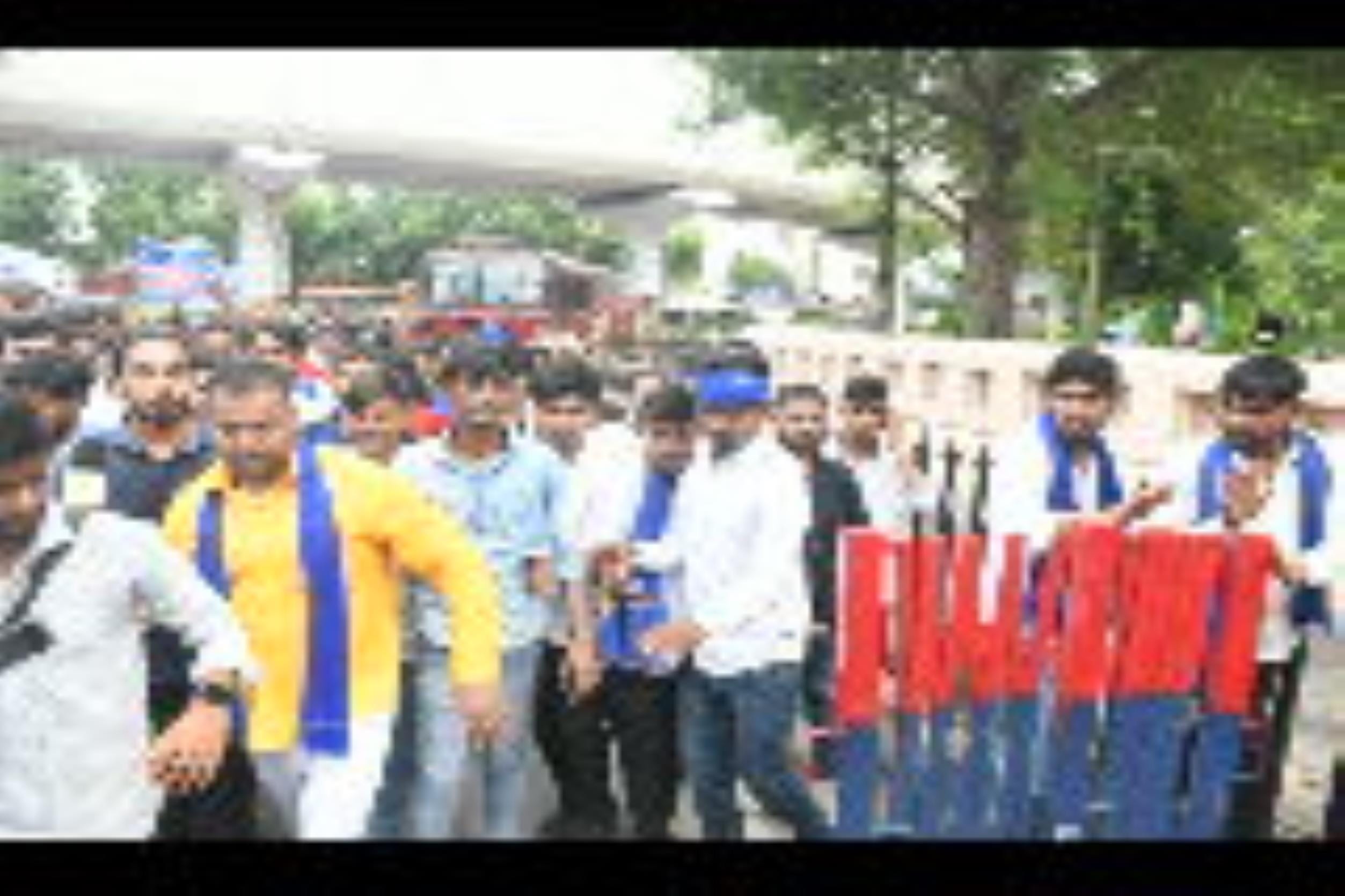 हैदर कैनाल बस्ती तोड़ने के आदेश के खिलाफ आजाद समाज पार्टी के कार्यकर्ताओं ने बृहस्पतिवार को परि