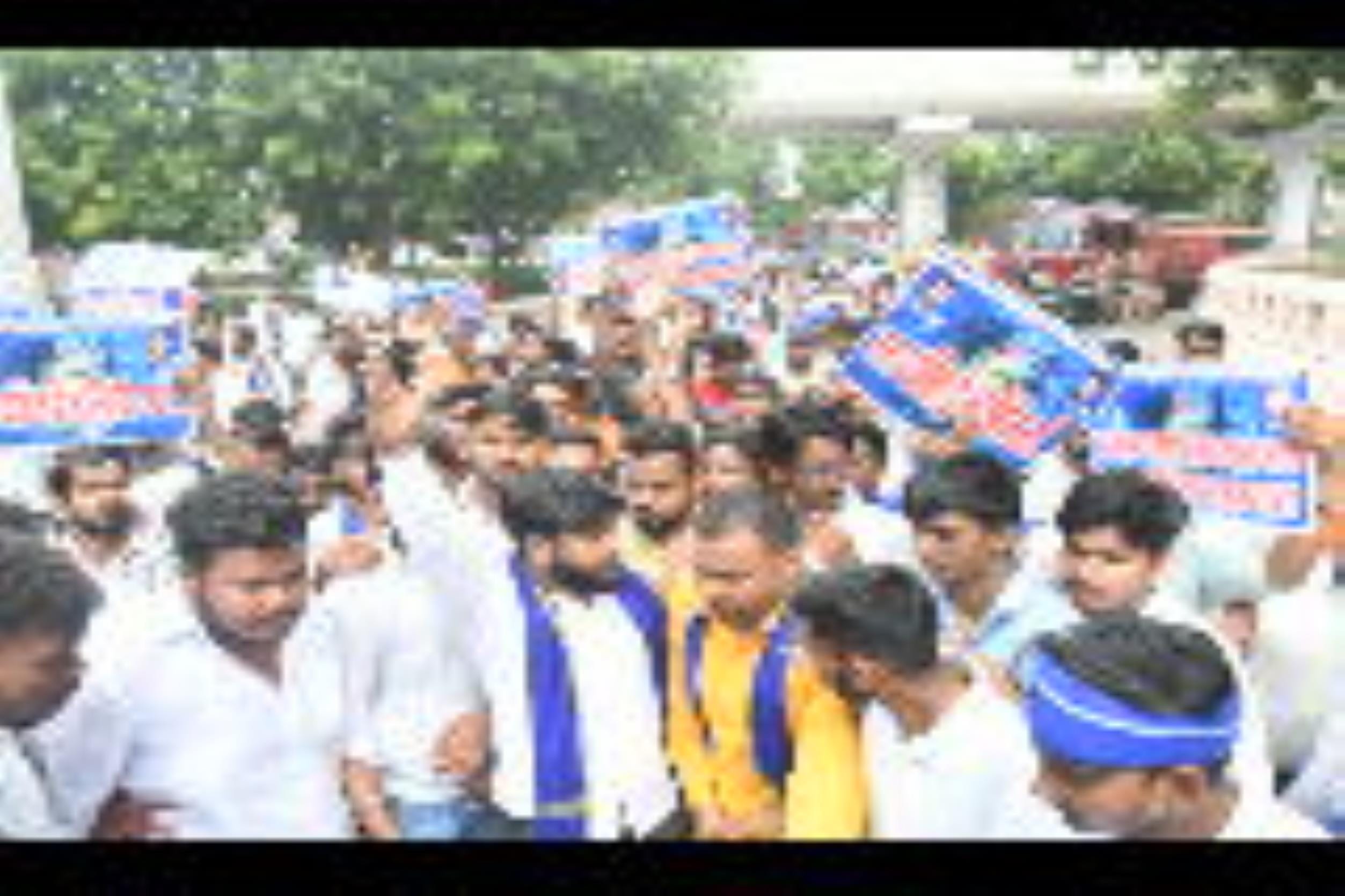 हैदर कैनाल बस्ती तोड़ने के आदेश के खिलाफ आजाद समाज पार्टी के कार्यकर्ताओं ने बृहस्पतिवार को परि