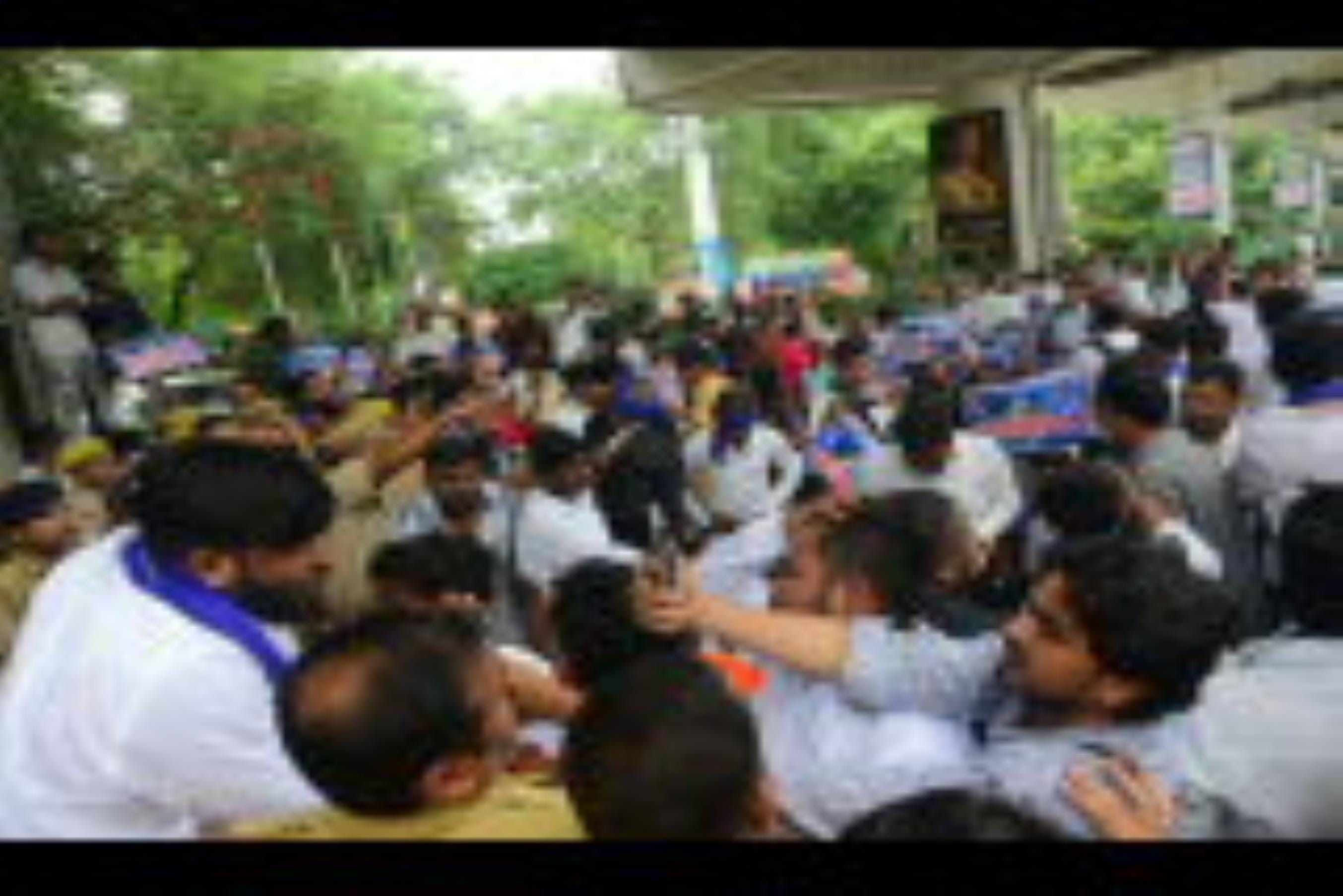 हैदर कैनाल बस्ती तोड़ने के आदेश के खिलाफ आजाद समाज पार्टी के कार्यकर्ताओं ने बृहस्पतिवार को परि