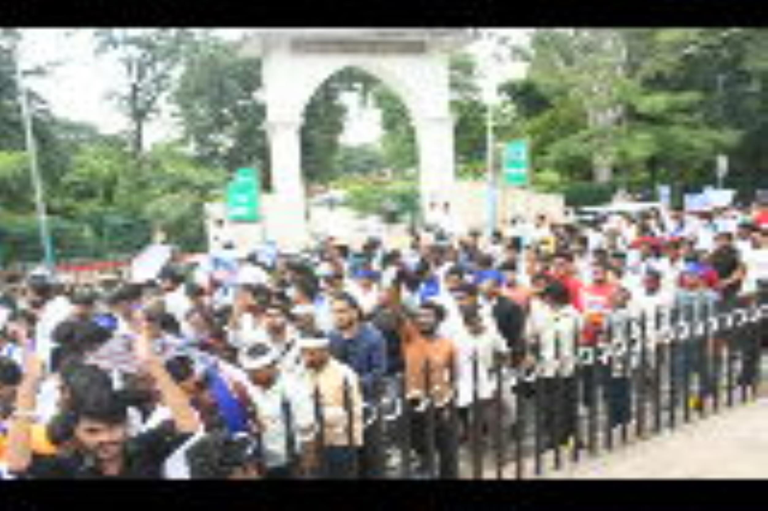हैदर कैनाल बस्ती तोड़ने के आदेश के खिलाफ आजाद समाज पार्टी के कार्यकर्ताओं ने बृहस्पतिवार को परि