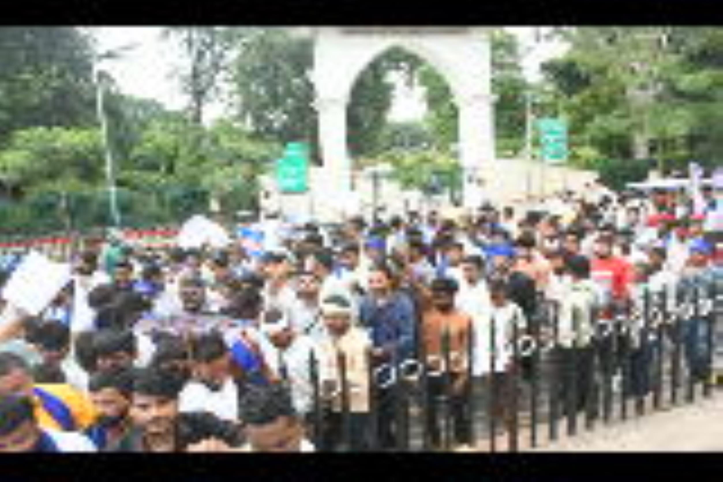 हैदर कैनाल बस्ती तोड़ने के आदेश के खिलाफ आजाद समाज पार्टी के कार्यकर्ताओं ने बृहस्पतिवार को परि