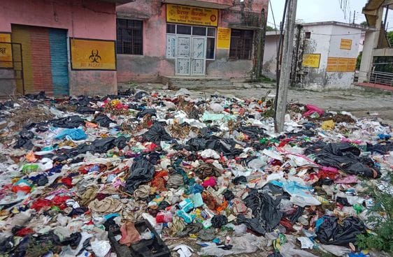 जिला महिला अस्पताल में चाइल्ड हेल्पलाइन कार्यालय के बाहर पड़ा कूड़ा। संवाद जिला महिला अस्पताल में चाइल्ड हेल्पलाइन कार्यालय के बाहर पड़ा कूड़ा। संवाद