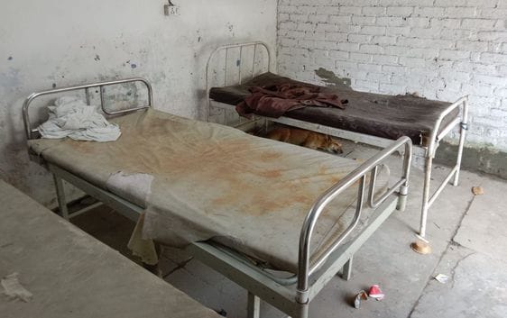जिला महिला अस्पताल में चाइल्ड हेल्पलाइन कार्यालय के बाहर पड़ा कूड़ा। संवाद जिला महिला अस्पताल में चाइल्ड हेल्पलाइन कार्यालय के बाहर पड़ा कूड़ा। संवाद