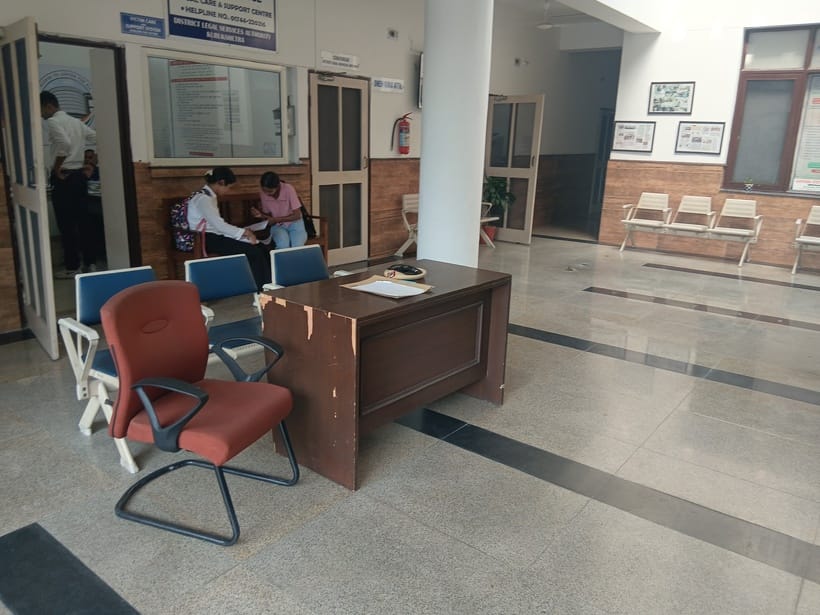कुरुक्षेत्र। जिला वैकल्पिक विवाद समाधान केंद्र में बनाया गया हेल्प डेस्क दोपहर के समय खाली पड़ा कुरुक्षेत्र। जिला वैकल्पिक विवाद समाधान केंद्र में बनाया गया हेल्प डेस्क दोपहर के समय खाली पड़ा