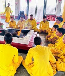 कुरुक्षेत्र। श्री जयराम विद्यापीठ में आयोजित हवन में आहुति डालते ब्रह्मचारी। विज्ञप्ति