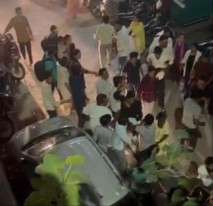 किरण अस्पताल में हंगामा कर रहे लोगों को समझाती पुलिस।