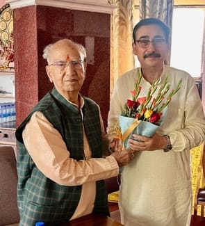 पालमपुर में पूर्व सीएम शांता कुमार को जन्मदिन की बधाई देते सांसद राजीव भारद्वाज, विनय शर्मा और 