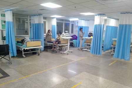 पानी के नमूने लेती स्वास्थ्य विभाग की टीम। स्वास्थ्य विभाग