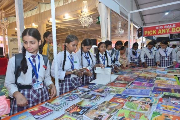 पुस्तक मेले के आठवें दिन बृहस्पतिवार को कई कार्यक्रम हुए।किशोर और किशोरियां विशेष रूप से स्वतंत पुस्तक मेले के आठवें दिन बृहस्पतिवार को कई कार्यक्रम हुए।किशोर और किशोरियां विशेष रूप से स्वतंत