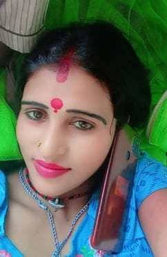पोस्टमार्टम हाउस में मृतका चंद्ररेखा के पति के बयान दर्ज करती पुलिस। संवाद पोस्टमार्टम हाउस में मृतका चंद्ररेखा के पति के बयान दर्ज करती पुलिस। संवाद