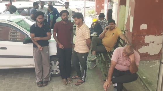पोस्टमार्टम हाउस में मृतका चंद्ररेखा के पति के बयान दर्ज करती पुलिस। संवाद पोस्टमार्टम हाउस में मृतका चंद्ररेखा के पति के बयान दर्ज करती पुलिस। संवाद
