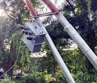 पुवायां में तार में गाड़ी फंसने के बाद खड़े एडीएम। संवाद पुवायां में तार में गाड़ी फंसने के बाद खड़े एडीएम। संवाद