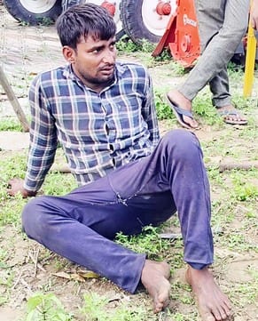 पुवायां में तार में गाड़ी फंसने के बाद खड़े एडीएम। संवाद पुवायां में तार में गाड़ी फंसने के बाद खड़े एडीएम। संवाद
